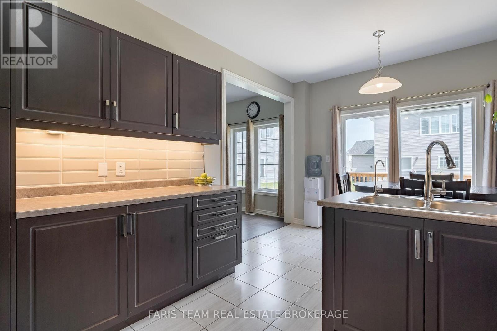 207 Cubitt Street, Clearview, Ontario  L0M 1S0 - Photo 8 - S13695654