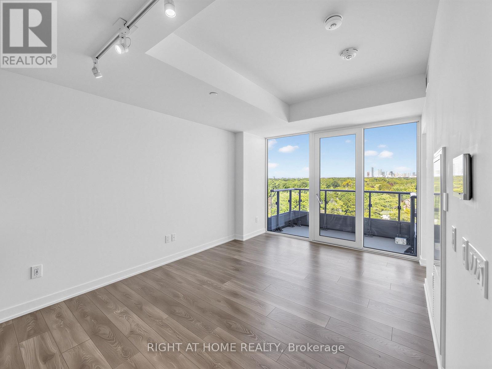 1016 - 28 Ann Street, Mississauga, Ontario  L5G 0E1 - Photo 3 - W13695656