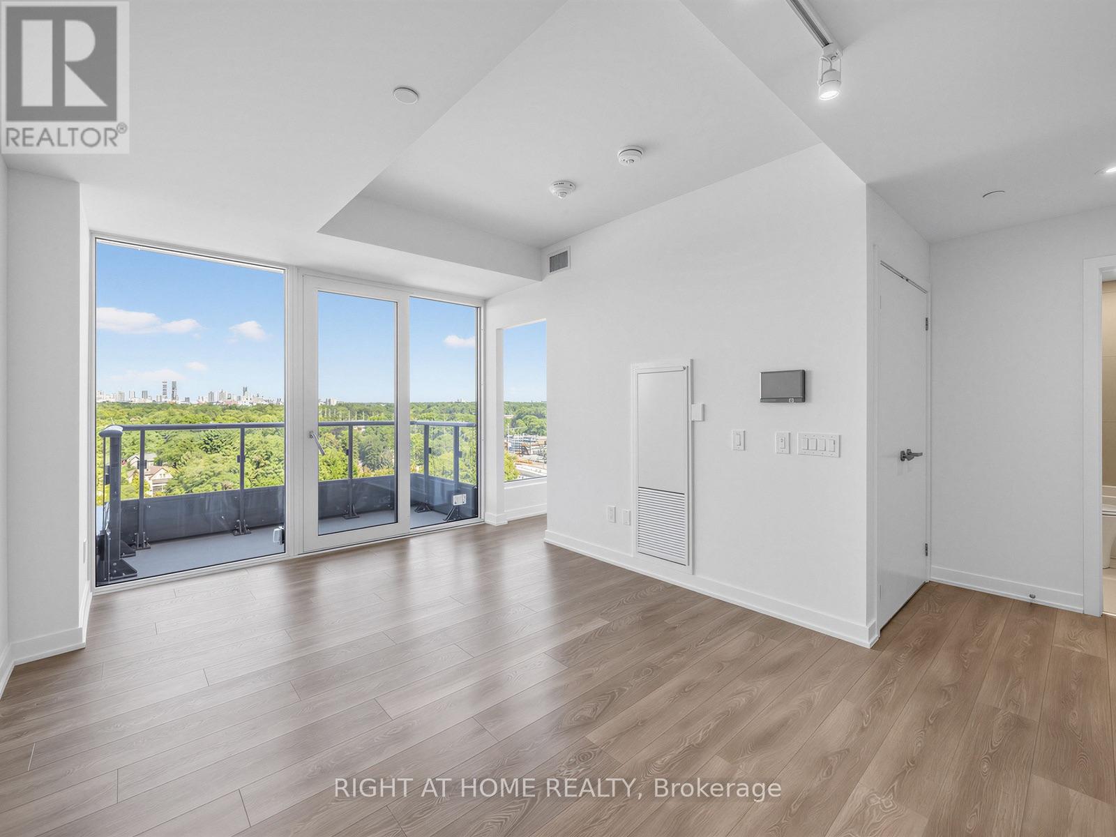 1016 - 28 Ann Street, Mississauga, Ontario  L5G 0E1 - Photo 4 - W13695656