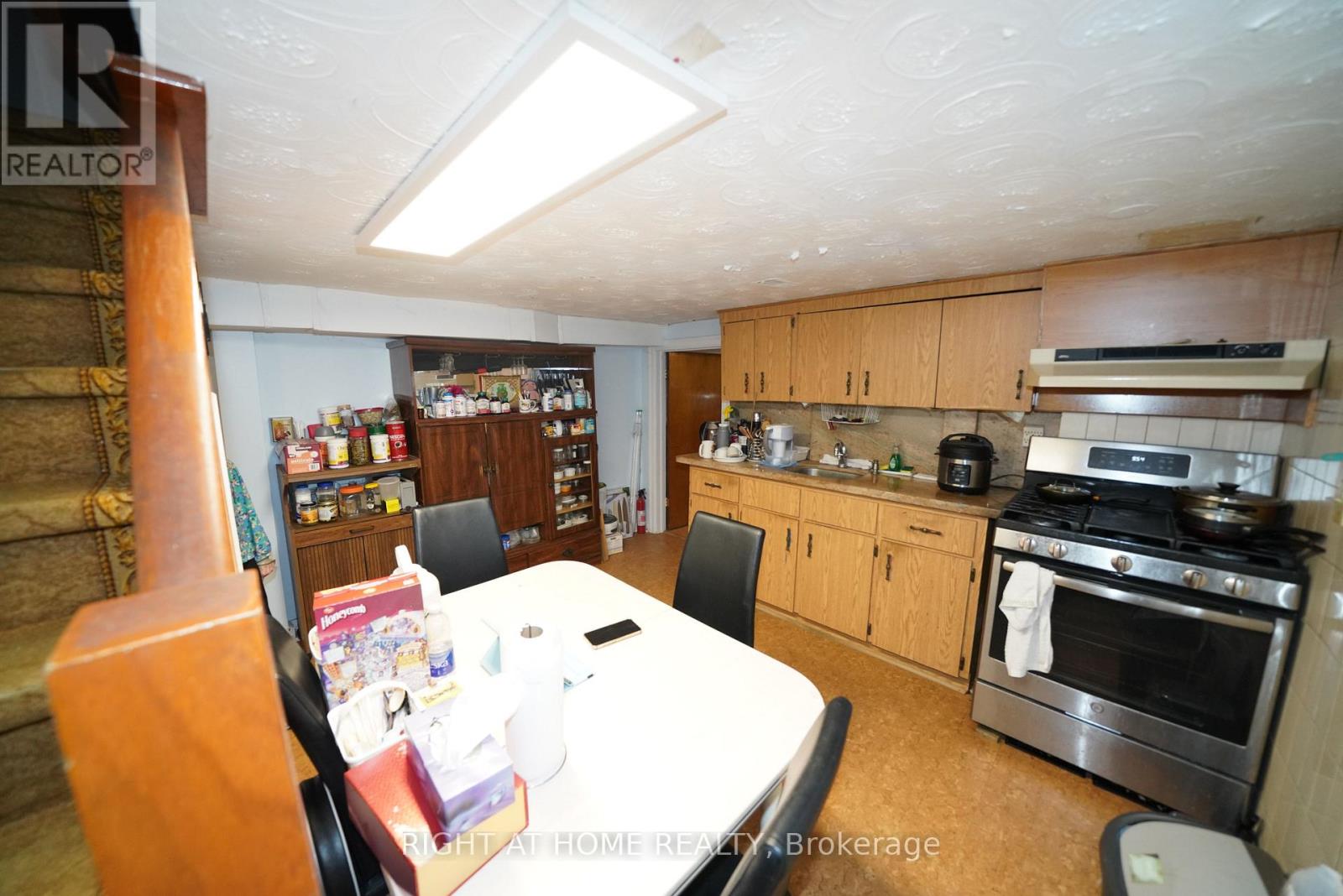 65 Salem Avenue, Toronto, Ontario  M6H 3C2 - Photo 8 - W13695666