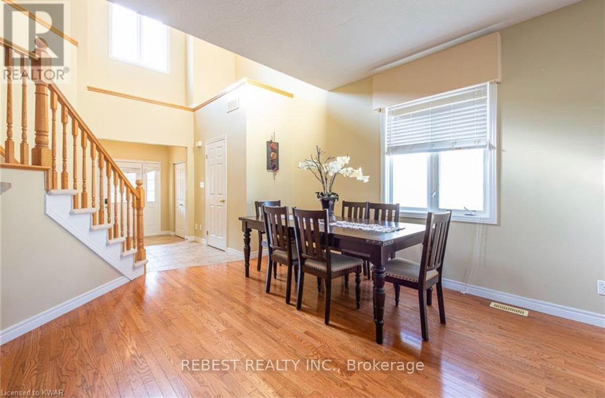 655 Interlaken Drive, Waterloo, Ontario  N2T 2Y5 - Photo 3 - X13695638