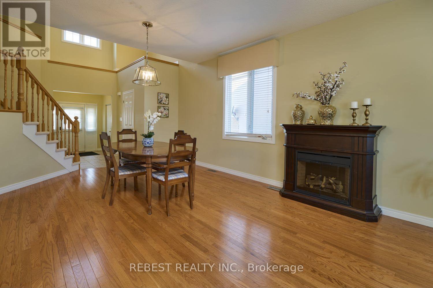 655 Interlaken Drive, Waterloo, Ontario  N2T 2Y5 - Photo 4 - X13695638