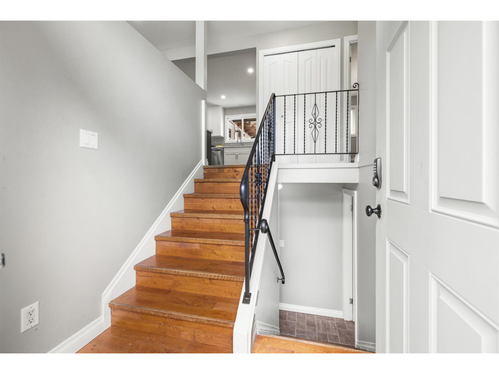 2454 Aladdin Crescent, Abbotsford, British Columbia  V2S 5K7 - Photo 3 - R3157324