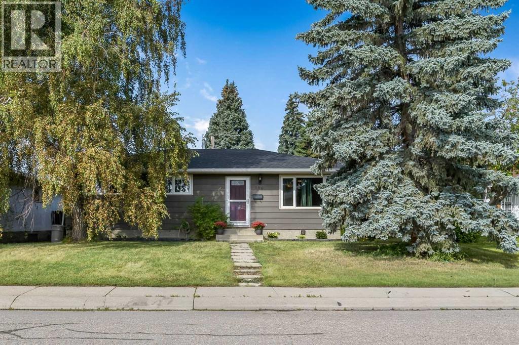 135 Manora Hill NE, Calgary, Alberta  T2A 4R8 - Photo 1 - A2338072