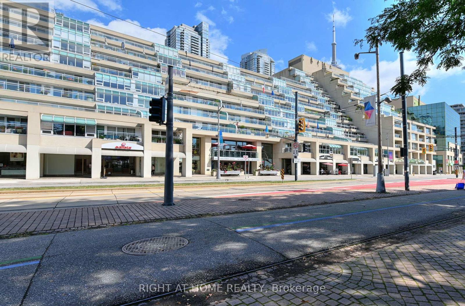 <div class="slider-price">$1,098,000</div><p>202e - 460 Queens Quay W, Toronto, Ontario</p>
