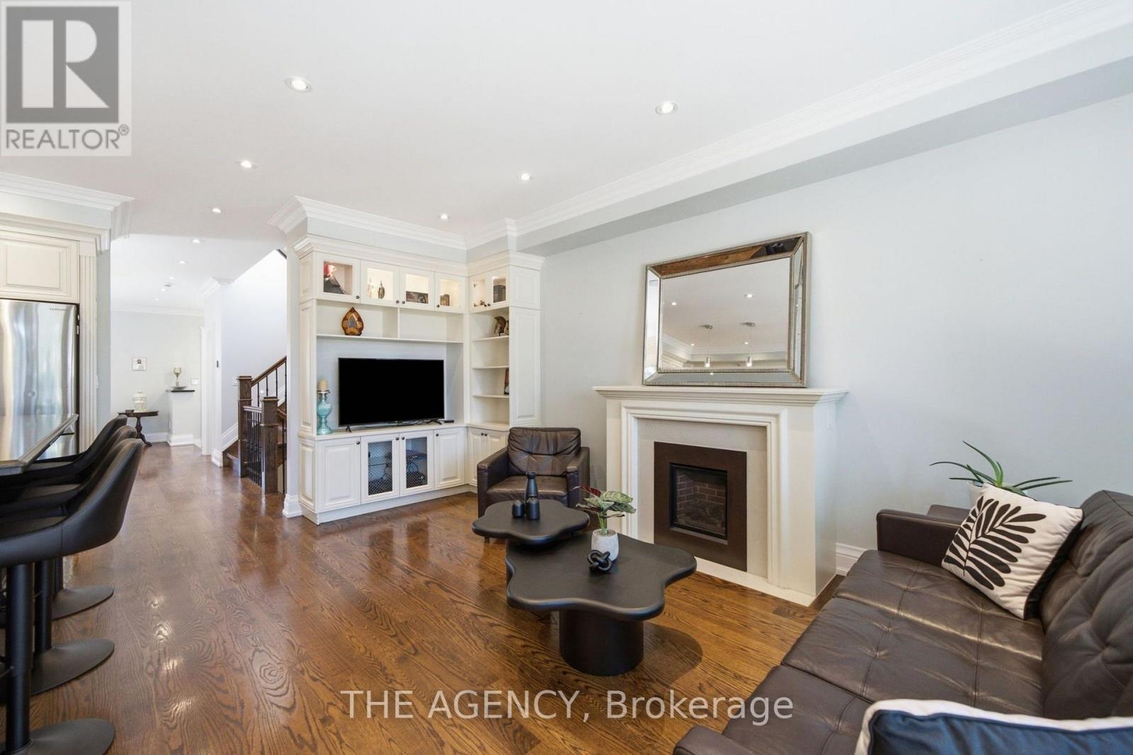 <div class="slider-price">$1,898,800</div><p>11 Northbrook Road, Toronto, Ontario</p>