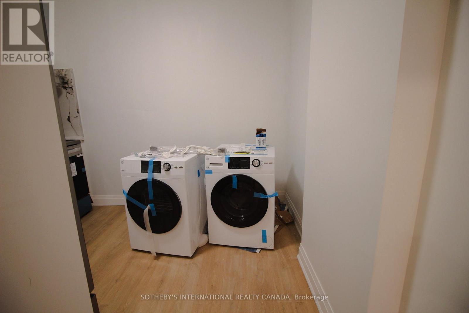 Upper - 1026 Queen Street, Toronto, Ontario  M4M 1K4 - Photo 17 - E13696026