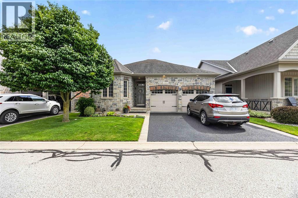 6744 St ANDREWS CIRCLE Plympton-Wyoming Ontario Canada N0N1E0 2