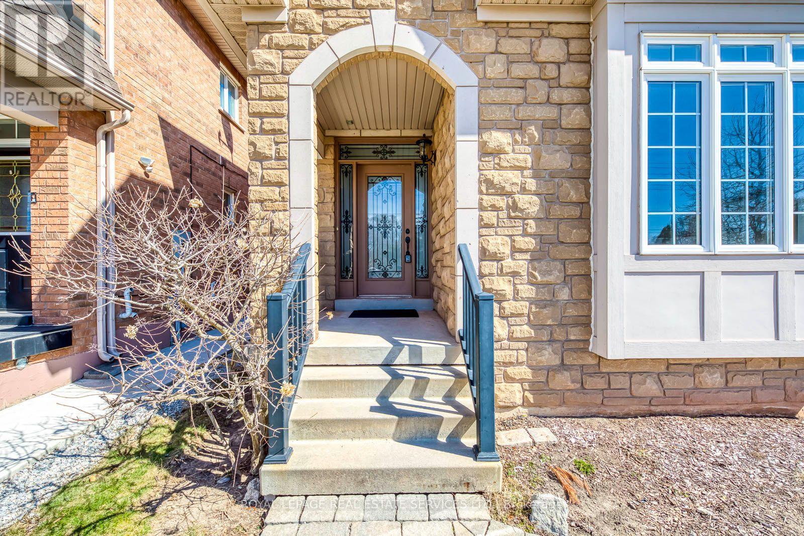 303 Burloak Drive, Oakville, Ontario  L6L 6T6 - Photo 3 - W13695906