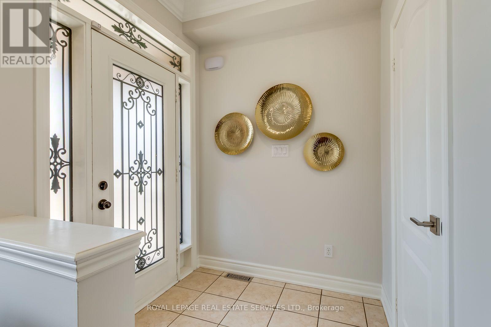 303 Burloak Drive, Oakville, Ontario  L6L 6T6 - Photo 5 - W13695906