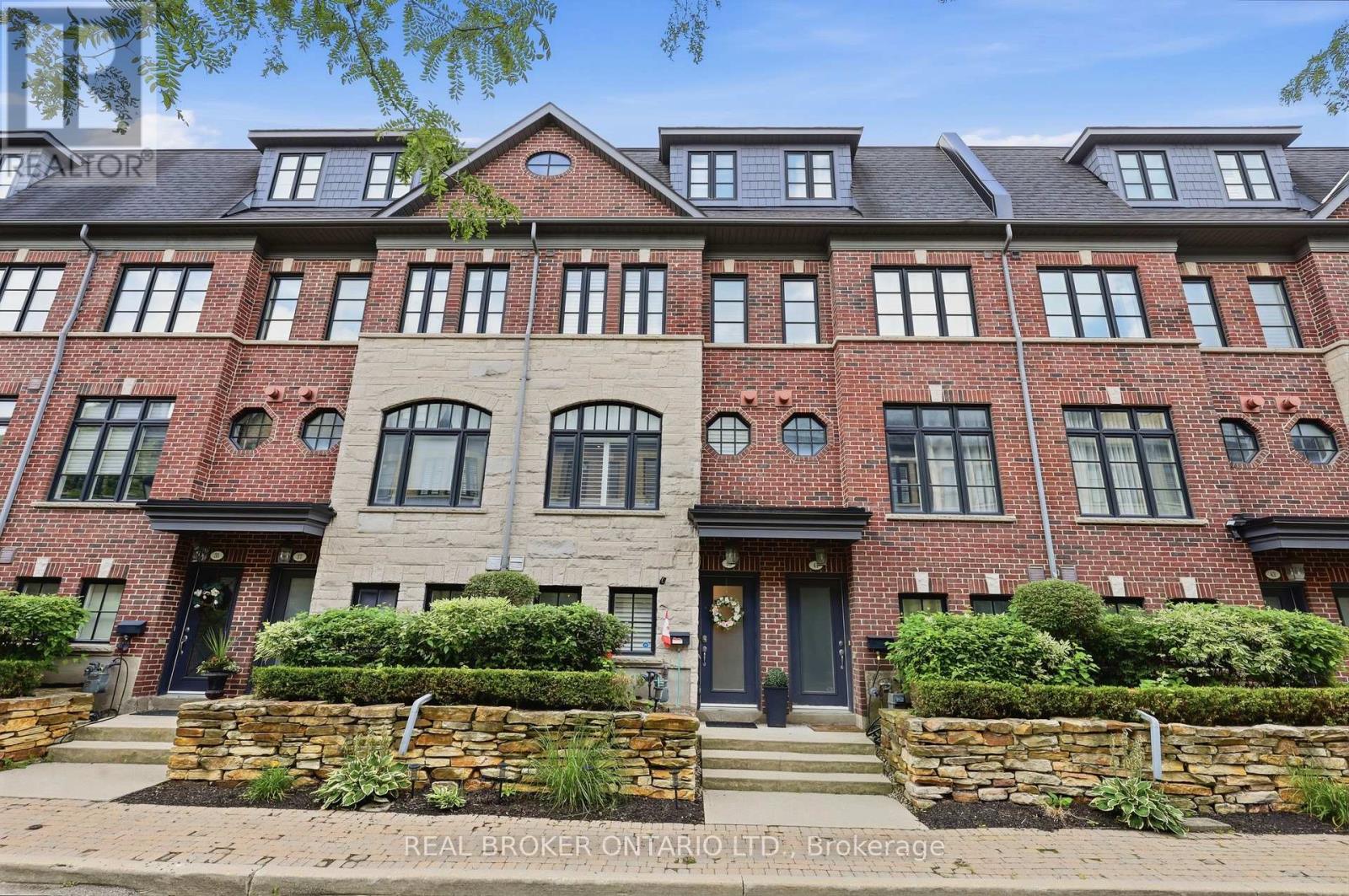 39 Lobo Mews, Toronto, Ontario  M8Z 0B2 - Photo 2 - W13695924