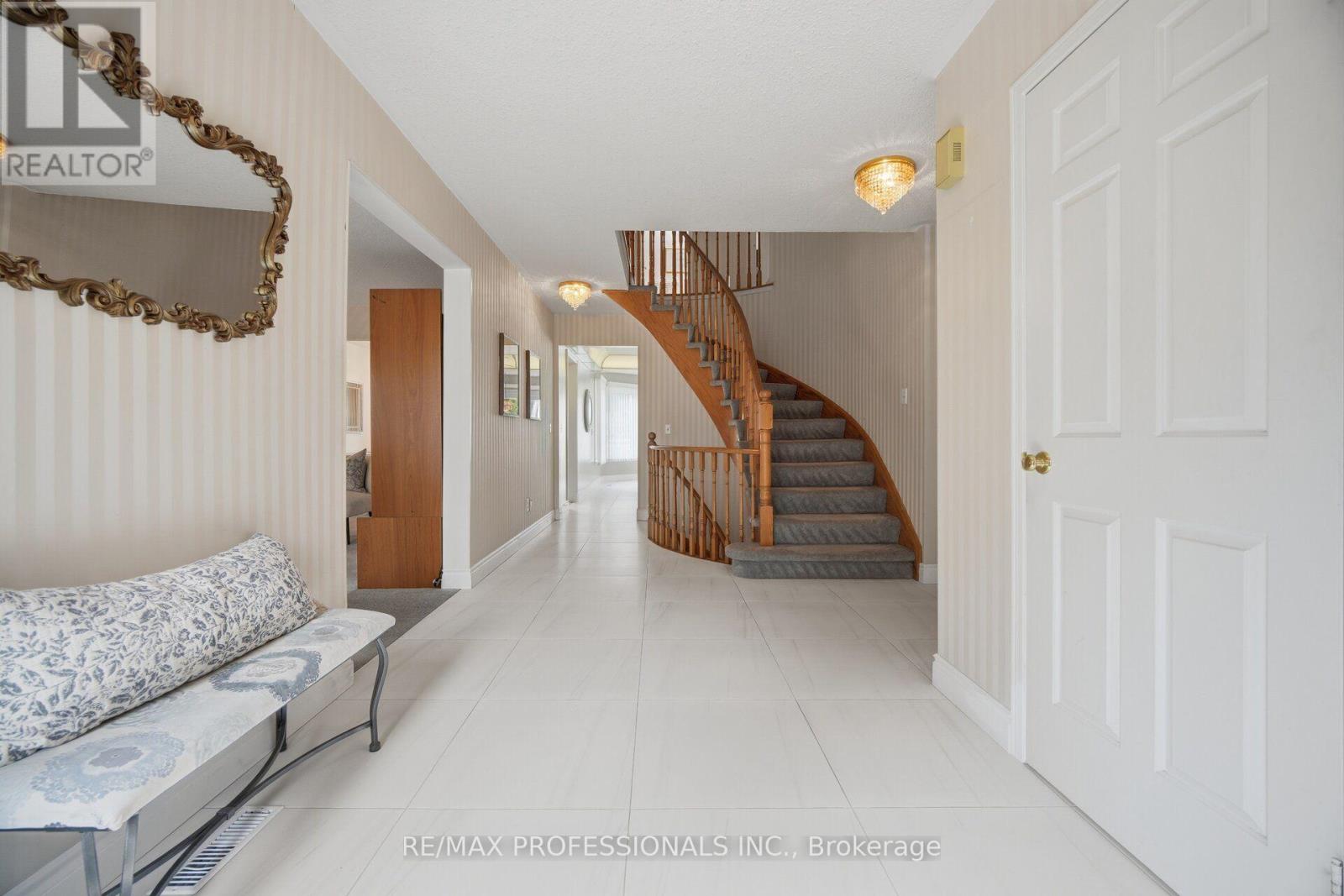 14 Laura Court, Brampton, Ontario  L6S 5E9 - Photo 6 - W13695932