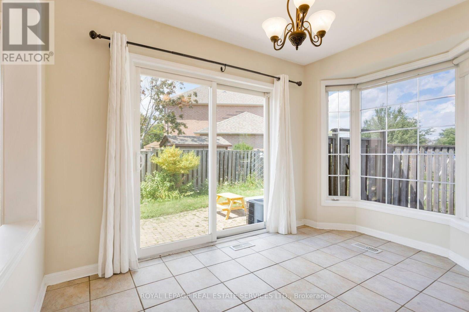 2204 Grand Oak Trail, Oakville, Ontario  L6M 4S6 - Photo 12 - W13695936