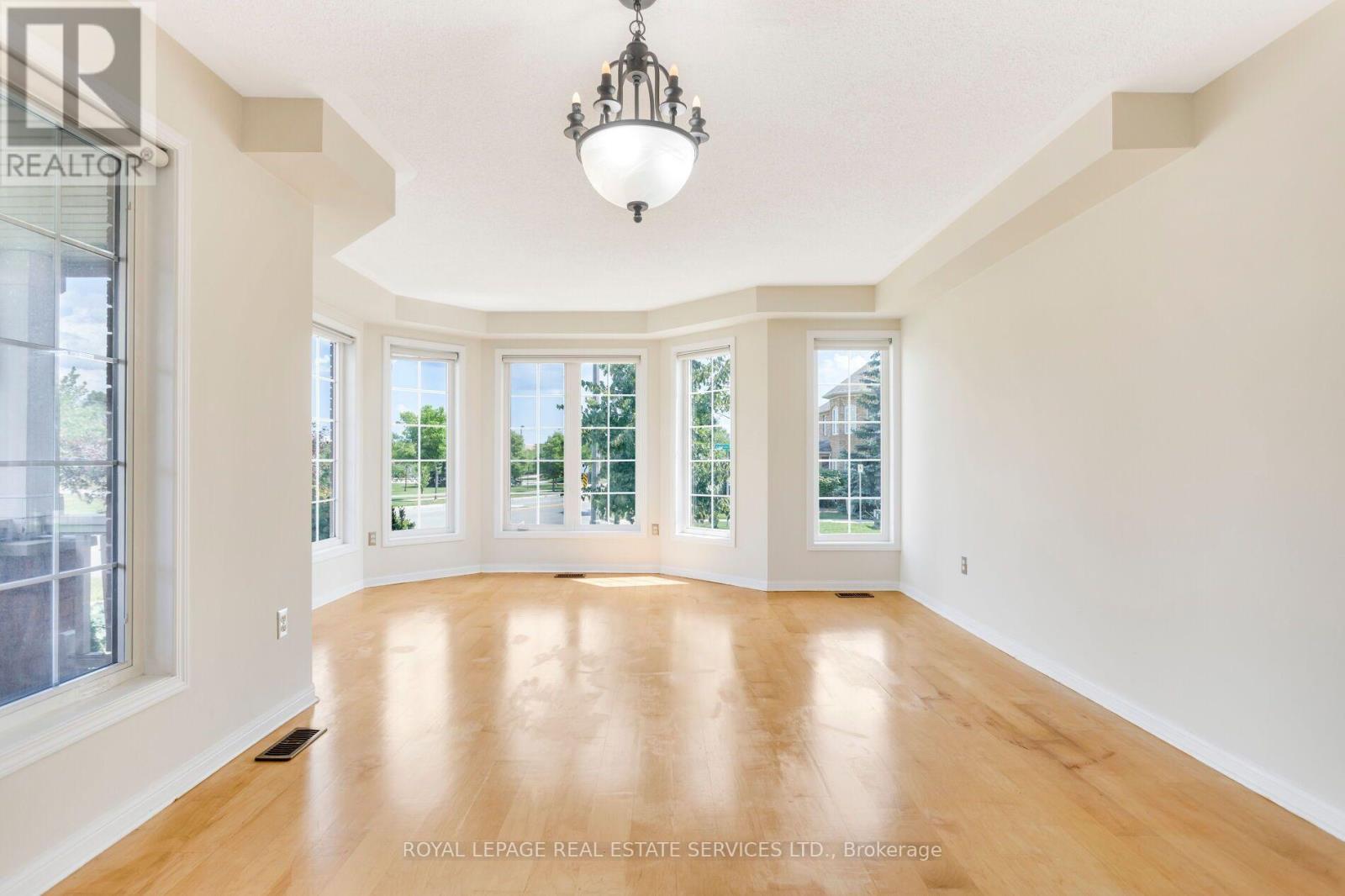 2204 Grand Oak Trail, Oakville, Ontario  L6M 4S6 - Photo 4 - W13695936