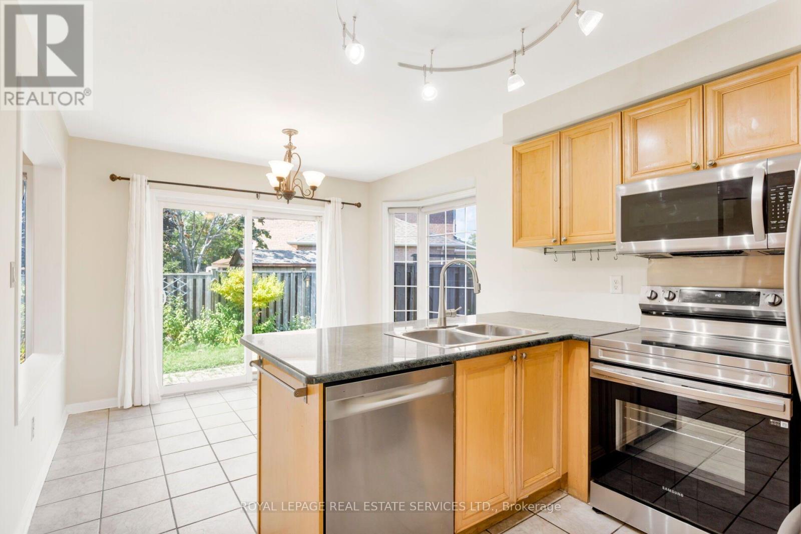 2204 Grand Oak Trail, Oakville, Ontario  L6M 4S6 - Photo 8 - W13695936