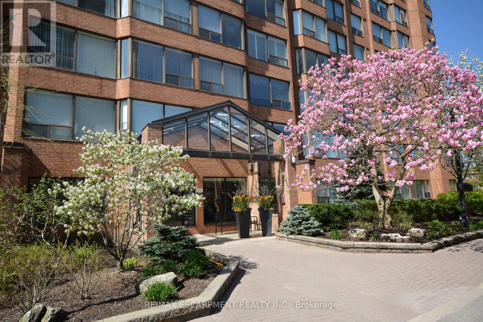 103 - 1270 Maple Crossing Boulevard E, Burlington, Ontario  L7S 2J3 - Photo 2 - W13695966