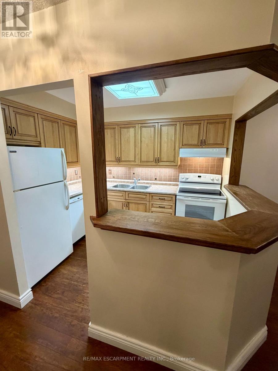 103 - 1270 Maple Crossing Boulevard E, Burlington, Ontario  L7S 2J3 - Photo 4 - W13695966