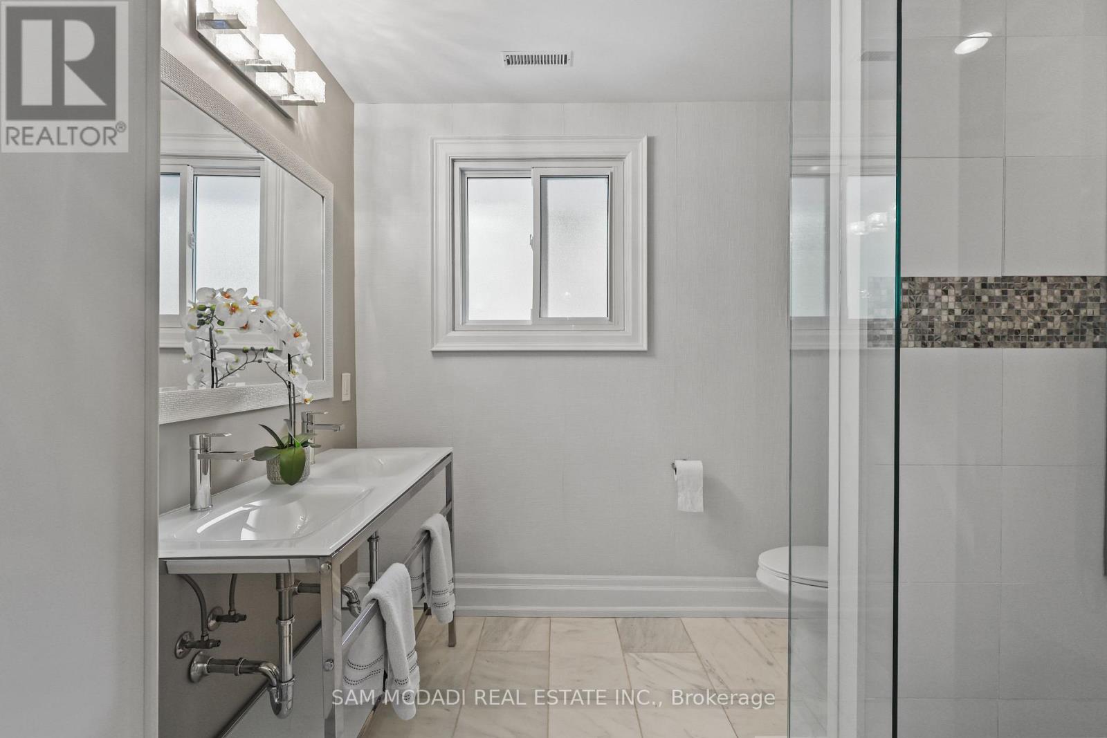 1449 Truscott Drive, Mississauga, Ontario  L5J 1Z1 - Photo 24 - W13695994