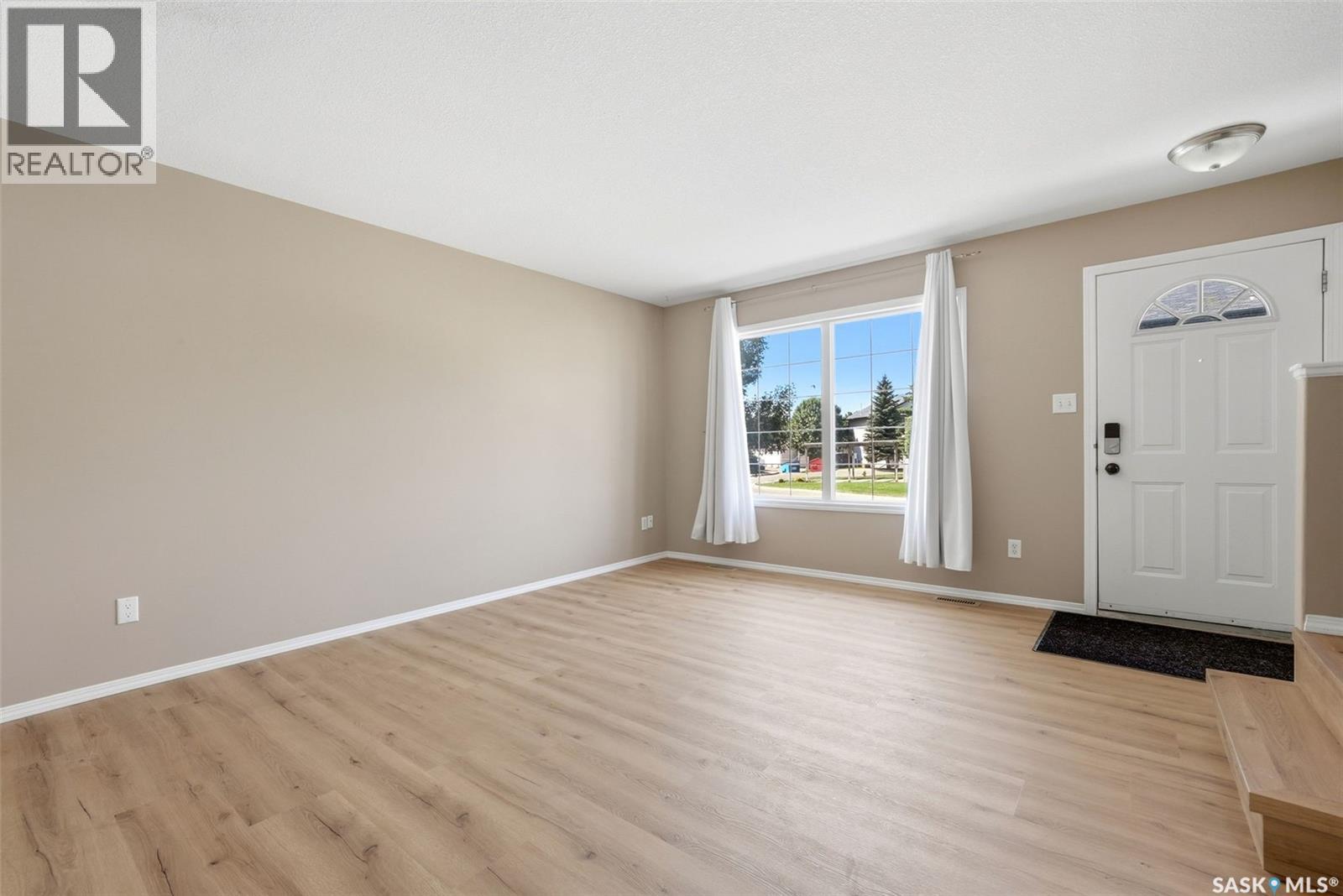 1242 Wessex Place, Regina, Saskatchewan  S4N 7S2 - Photo 4 - SK046081