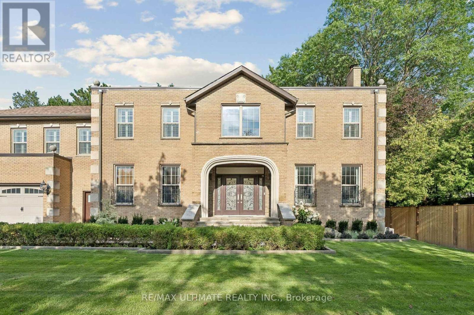 <div class="slider-price">$3,388,888</div><p>1 Versailles Court, Toronto, Ontario</p>