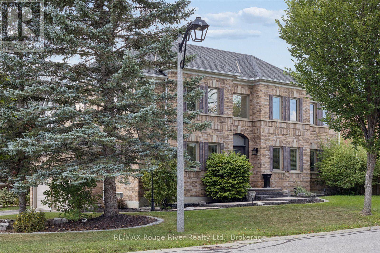 10 Windbreak Crescent, Whitby, Ontario L1P 1P8 - Photo 2 - E13696044