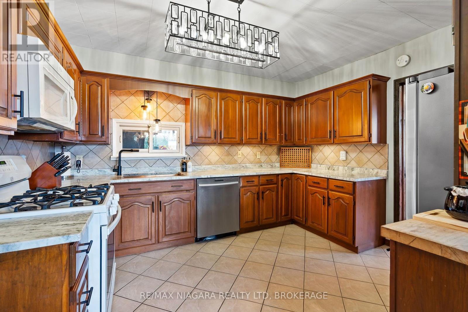 1470 Killaly Street E, Port Colborne (Sherkston), Ontario  L3K 5V3 - Photo 7 - X13696096
