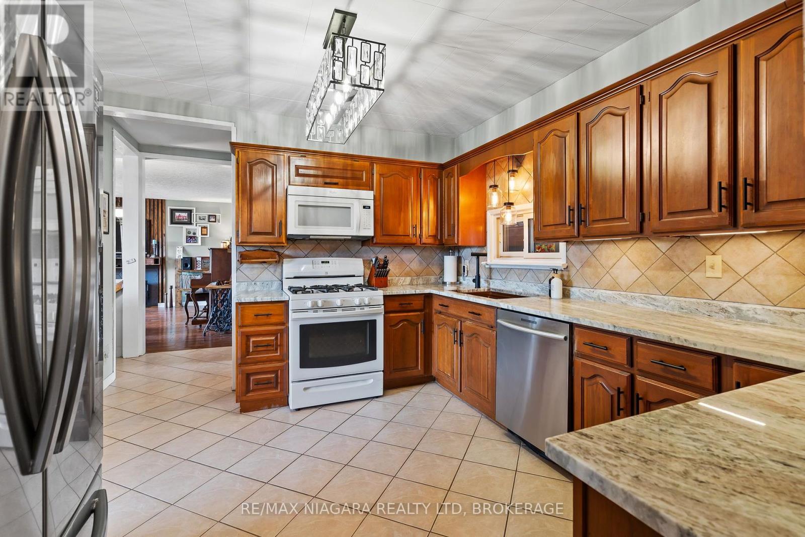 1470 Killaly Street E, Port Colborne (Sherkston), Ontario  L3K 5V3 - Photo 8 - X13696096