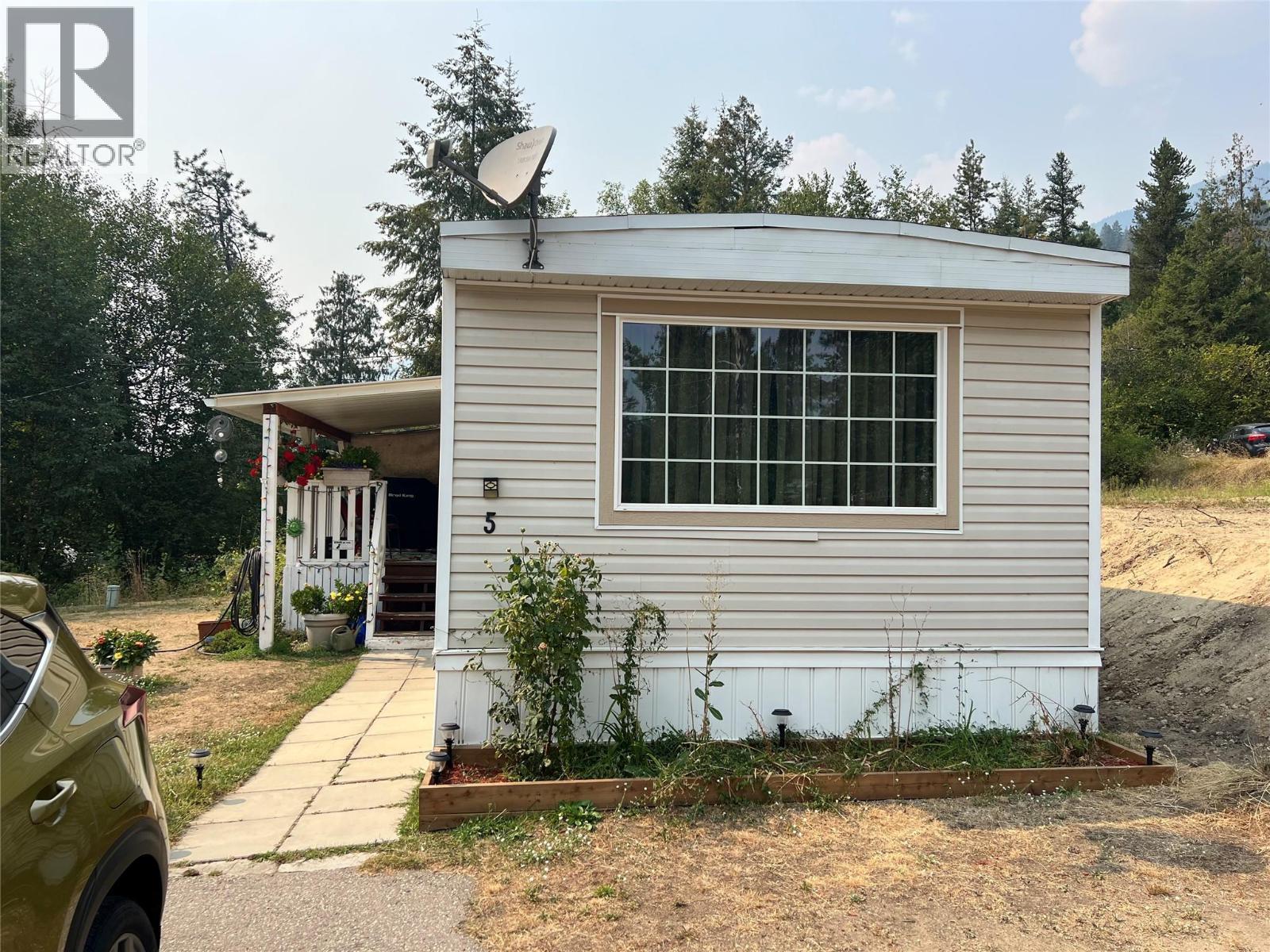 3969 Broadwater Road Unit# 5, Robson, British Columbia