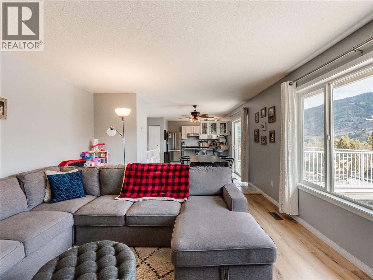 3701 9th Avenue, Castlegar, British Columbia V1N 3T3 - Photo 15 - 10398210