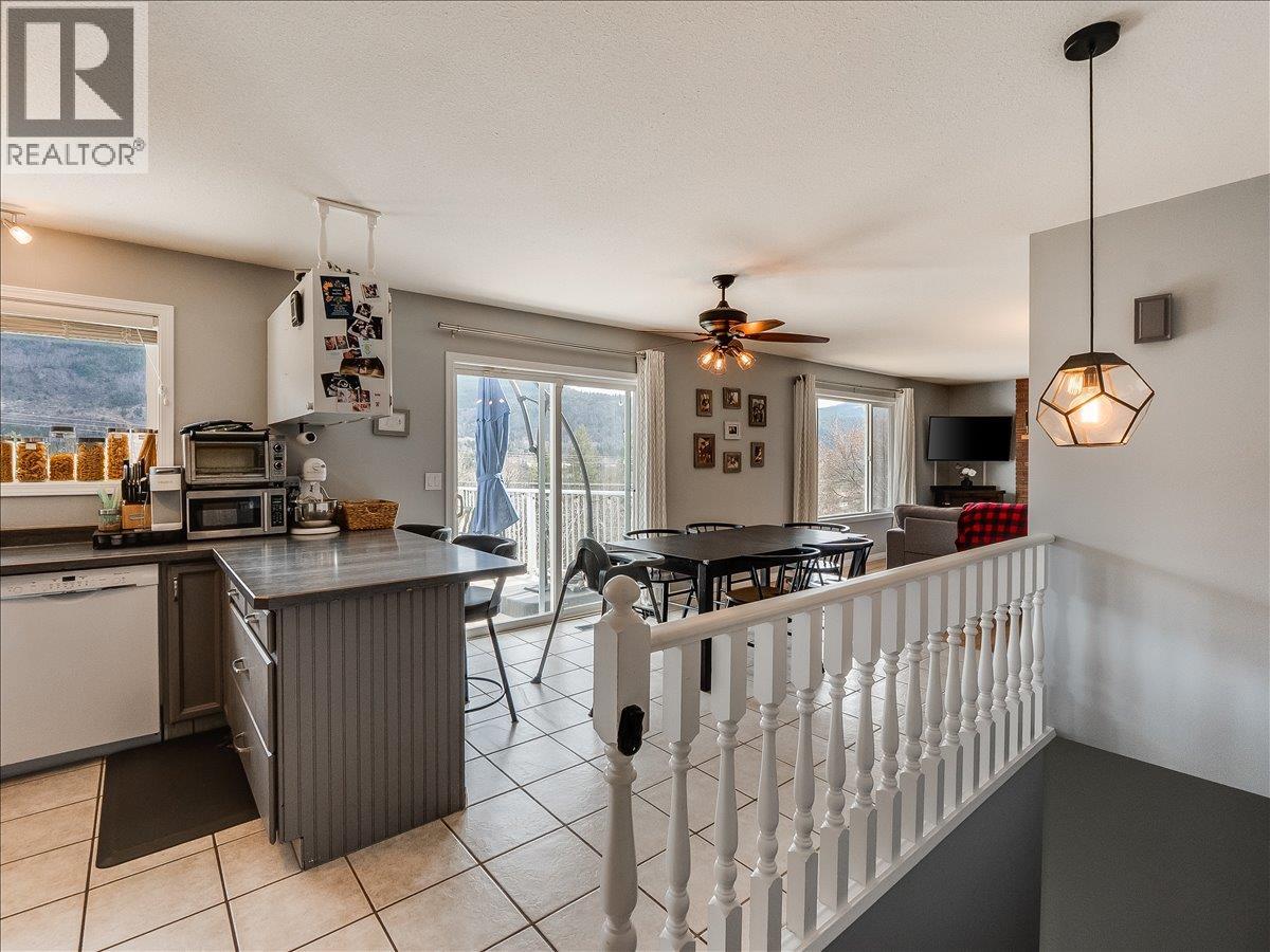 3701 9th Avenue, Castlegar, British Columbia V1N 3T3 - Photo 4 - 10398210