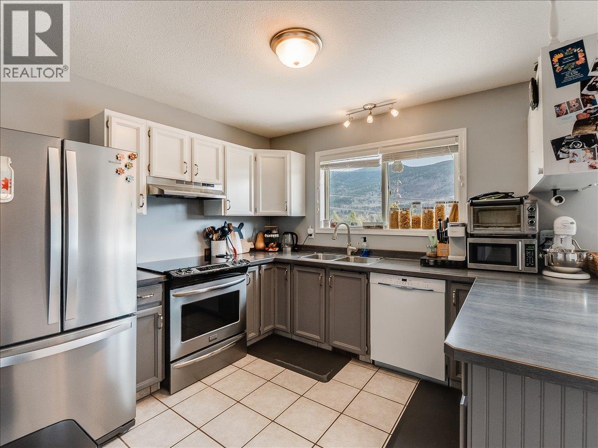 3701 9th Avenue, Castlegar, British Columbia V1N 3T3 - Photo 6 - 10398210