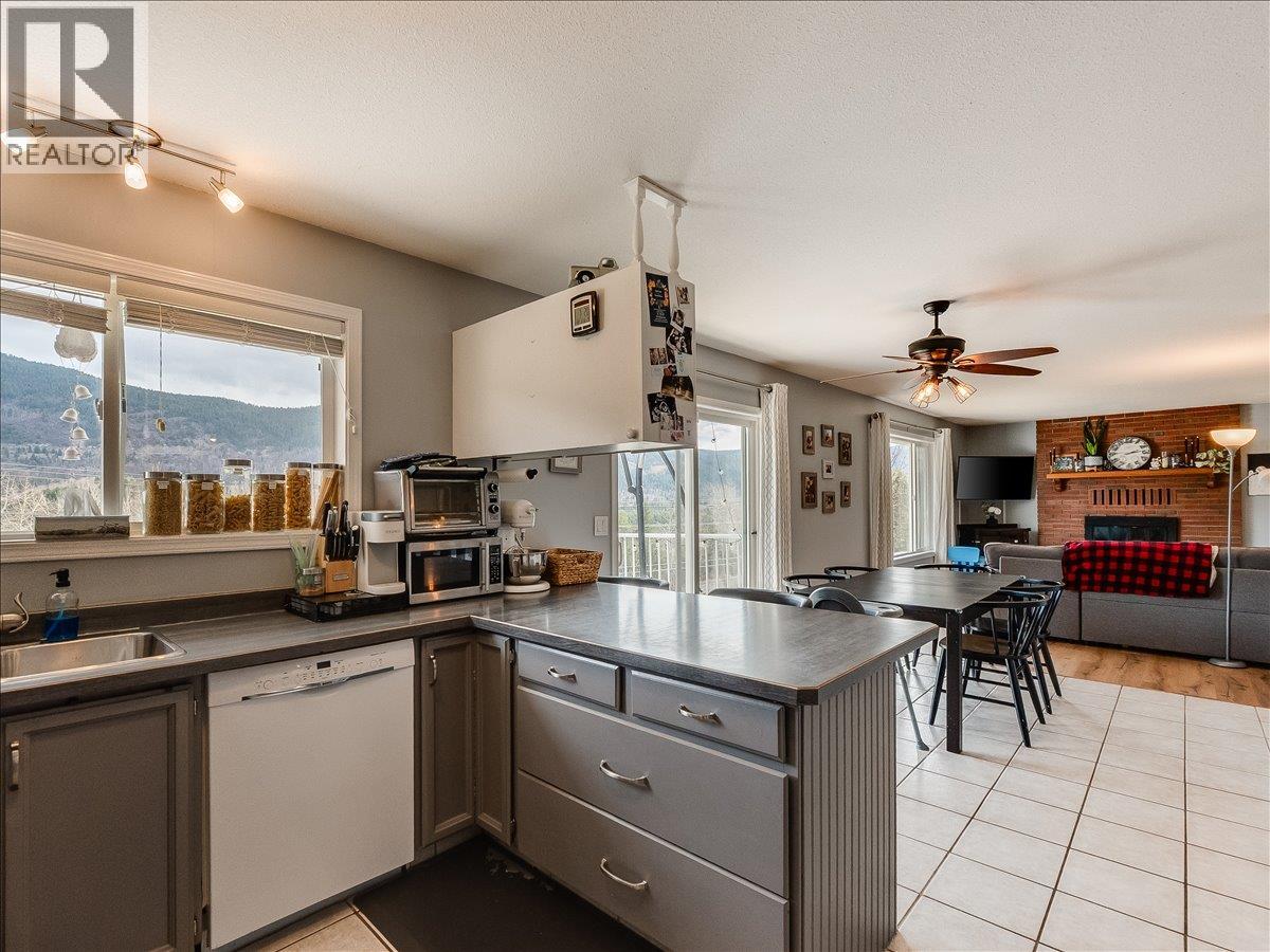 3701 9th Avenue, Castlegar, British Columbia V1N 3T3 - Photo 7 - 10398210