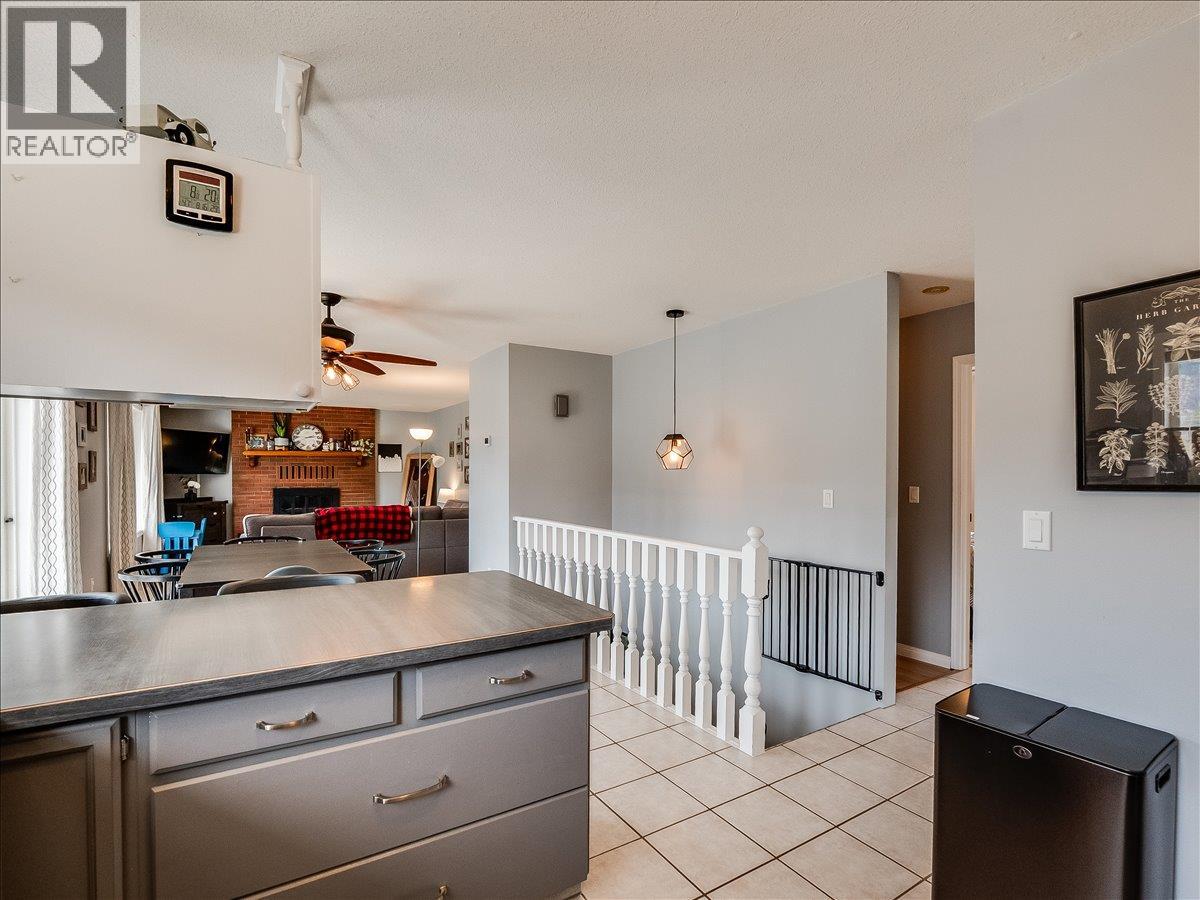 3701 9th Avenue, Castlegar, British Columbia V1N 3T3 - Photo 9 - 10398210