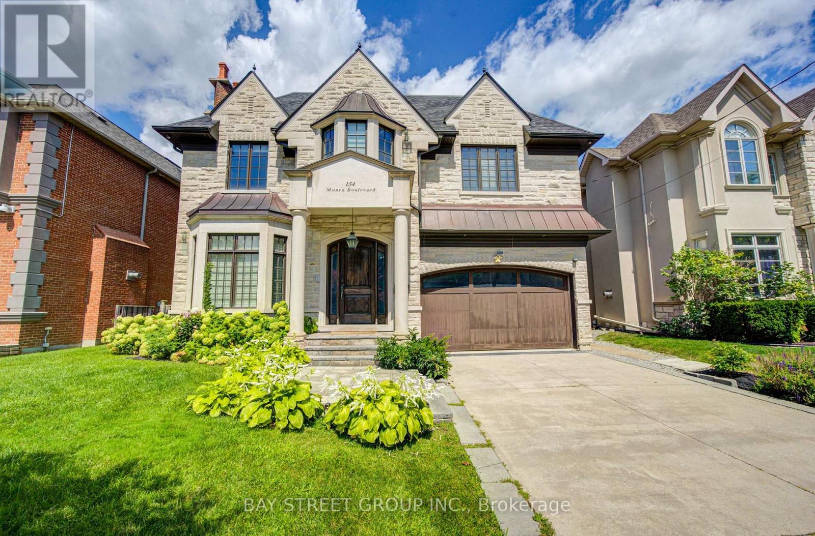 154 Munro Boulevard, Toronto, Ontario  M2P 1C8 - Photo 2 - C13696194