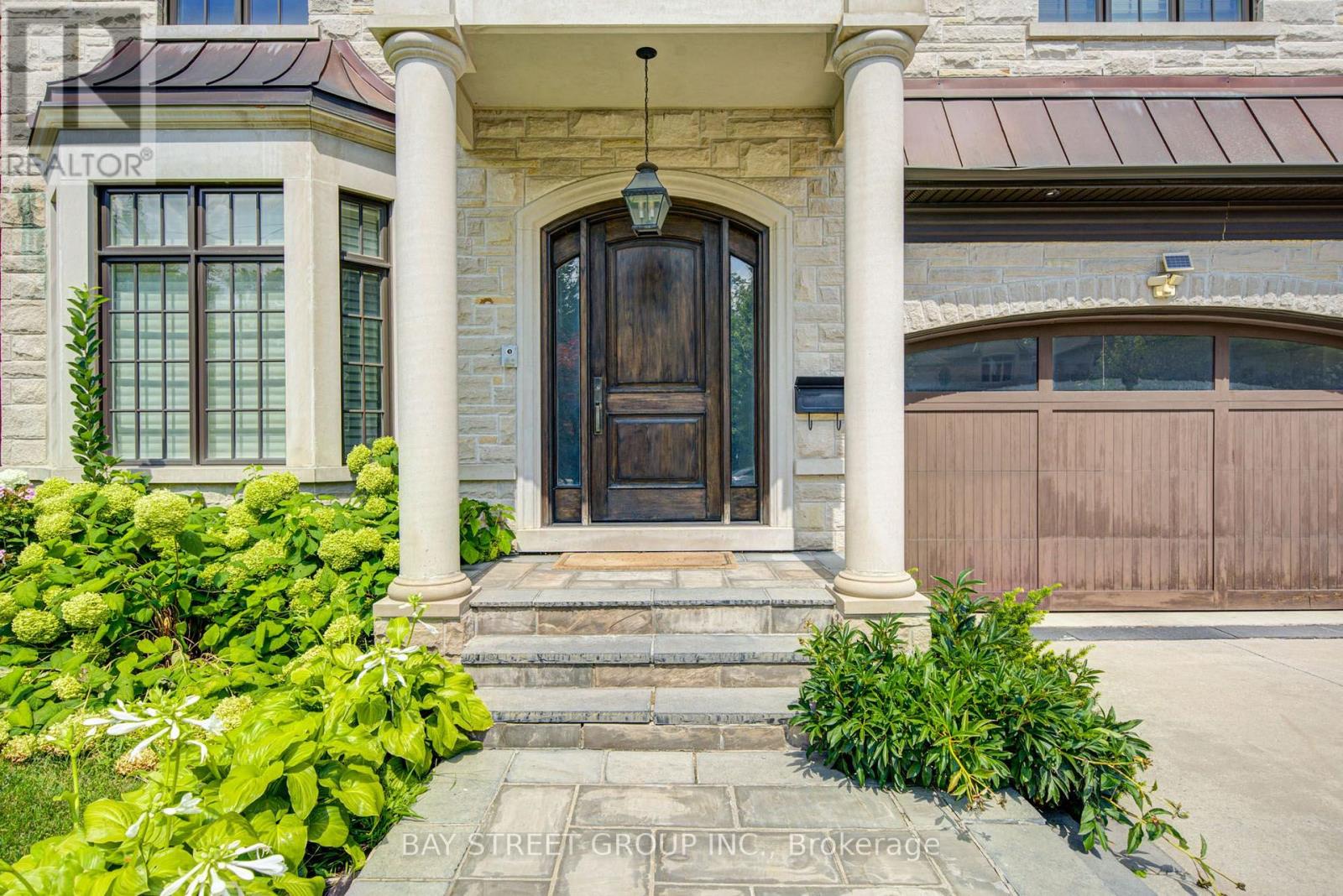154 Munro Boulevard, Toronto, Ontario  M2P 1C8 - Photo 3 - C13696194