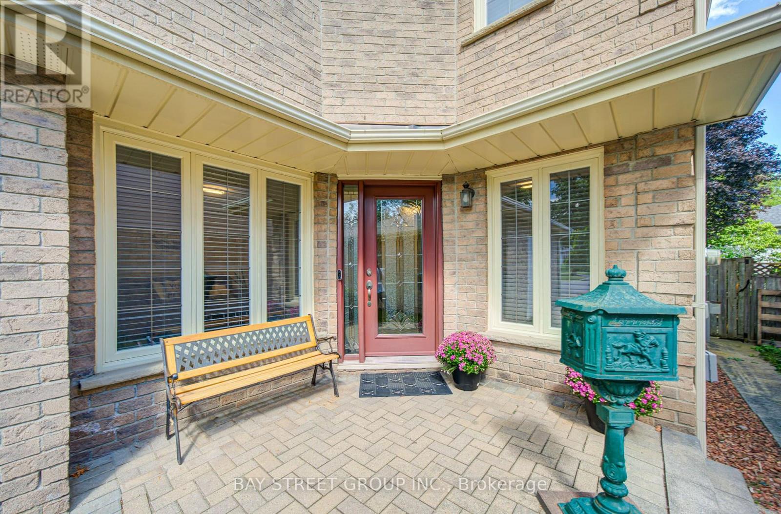 10 Hemingford Place, Whitby, Ontario L1R 1G1 - Photo 6 - E13696106