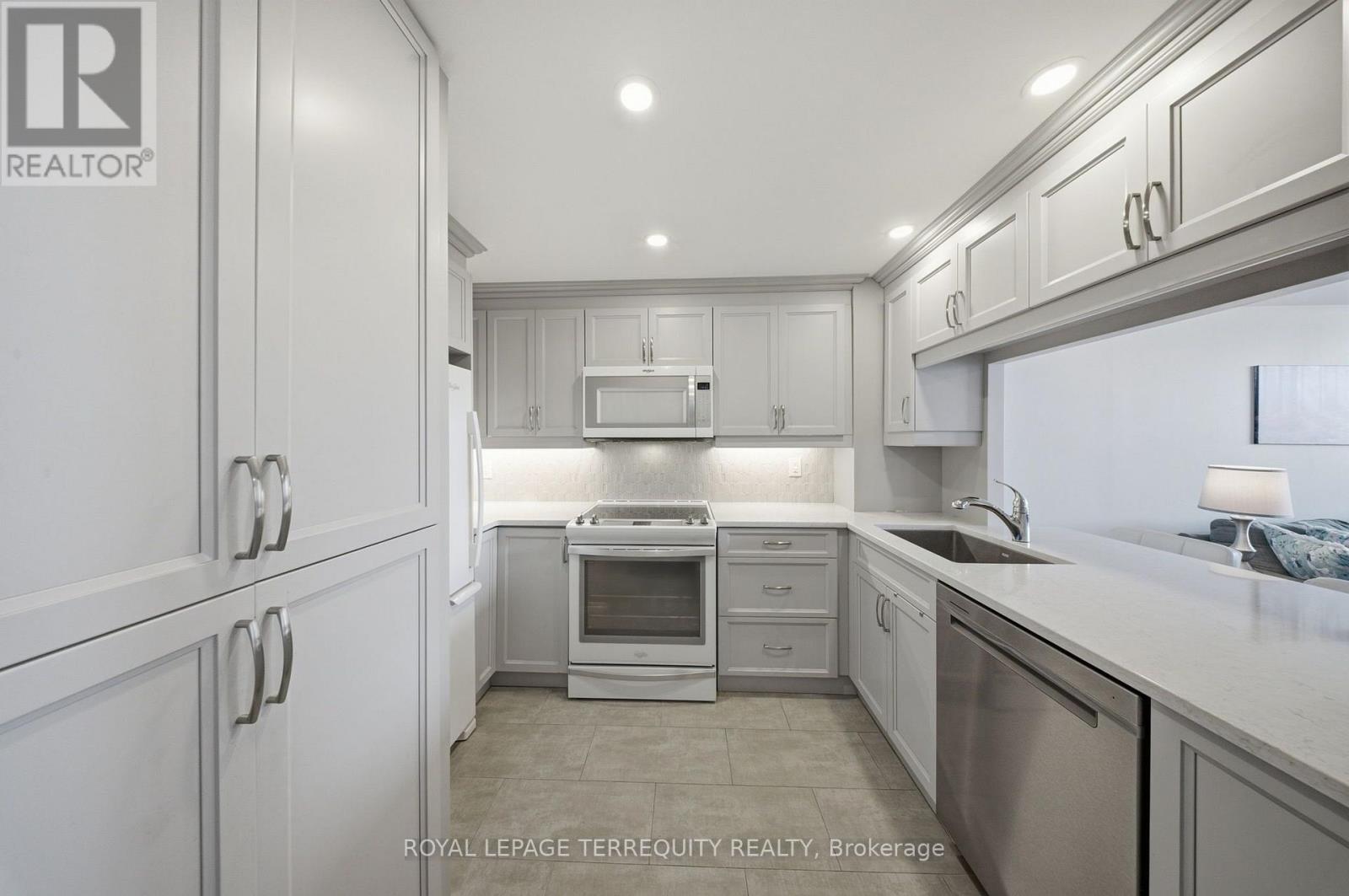 606 - 711 Rossland Road E, Whitby, Ontario  L1N 8Z1 - Photo 4 - E13696220