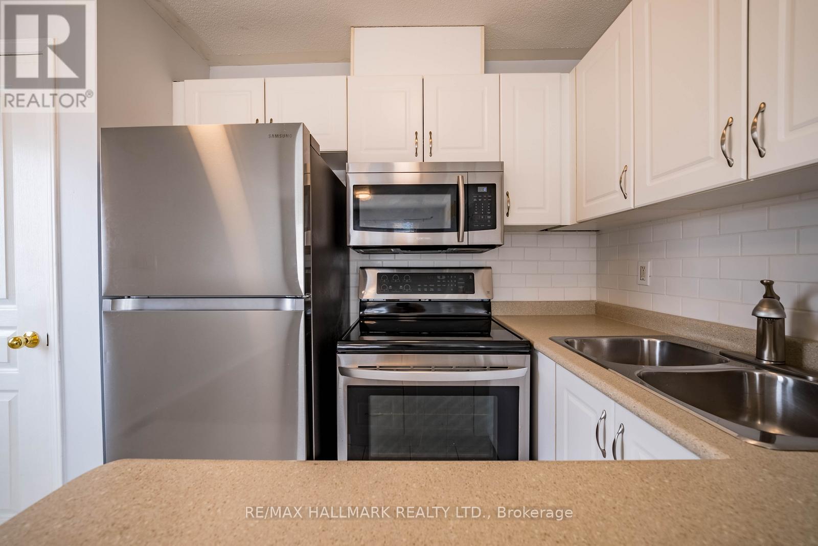 Coach House - 29 Hosta Avenue, Markham, Ontario  L6B 0J9 - Photo 6 - N13696062