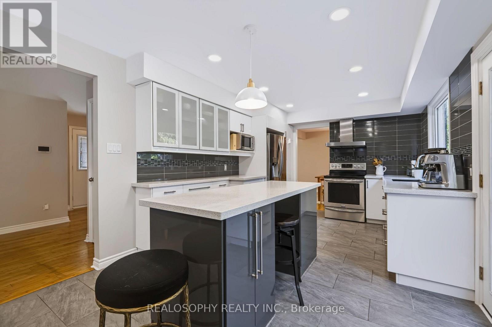 22 Murray Street, Barrie (Allandale Heights), Ontario  L4N 2X2 - Photo 12 - S13696238