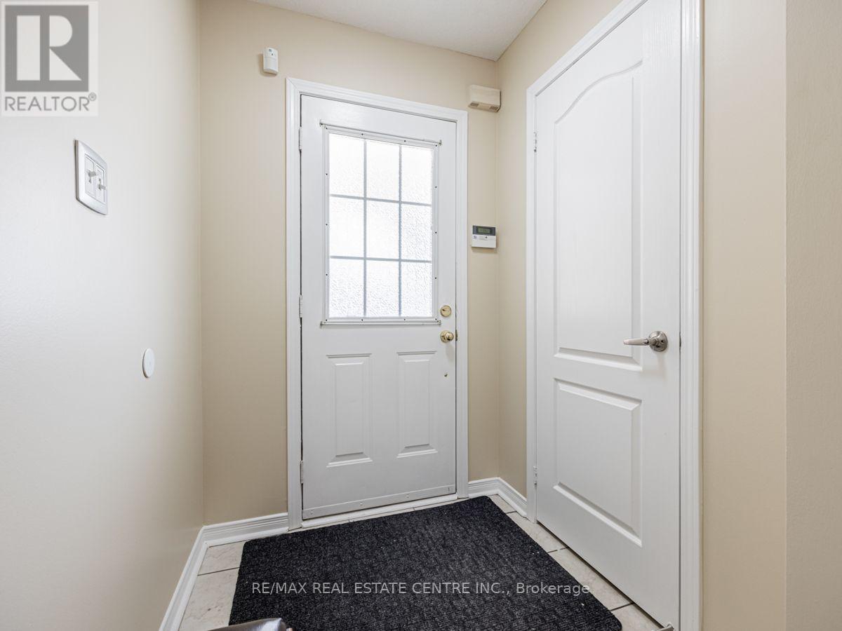 Upper - 140 Cadillac Crescent, Brampton, Ontario  L7A 3B4 - Photo 3 - W13696030