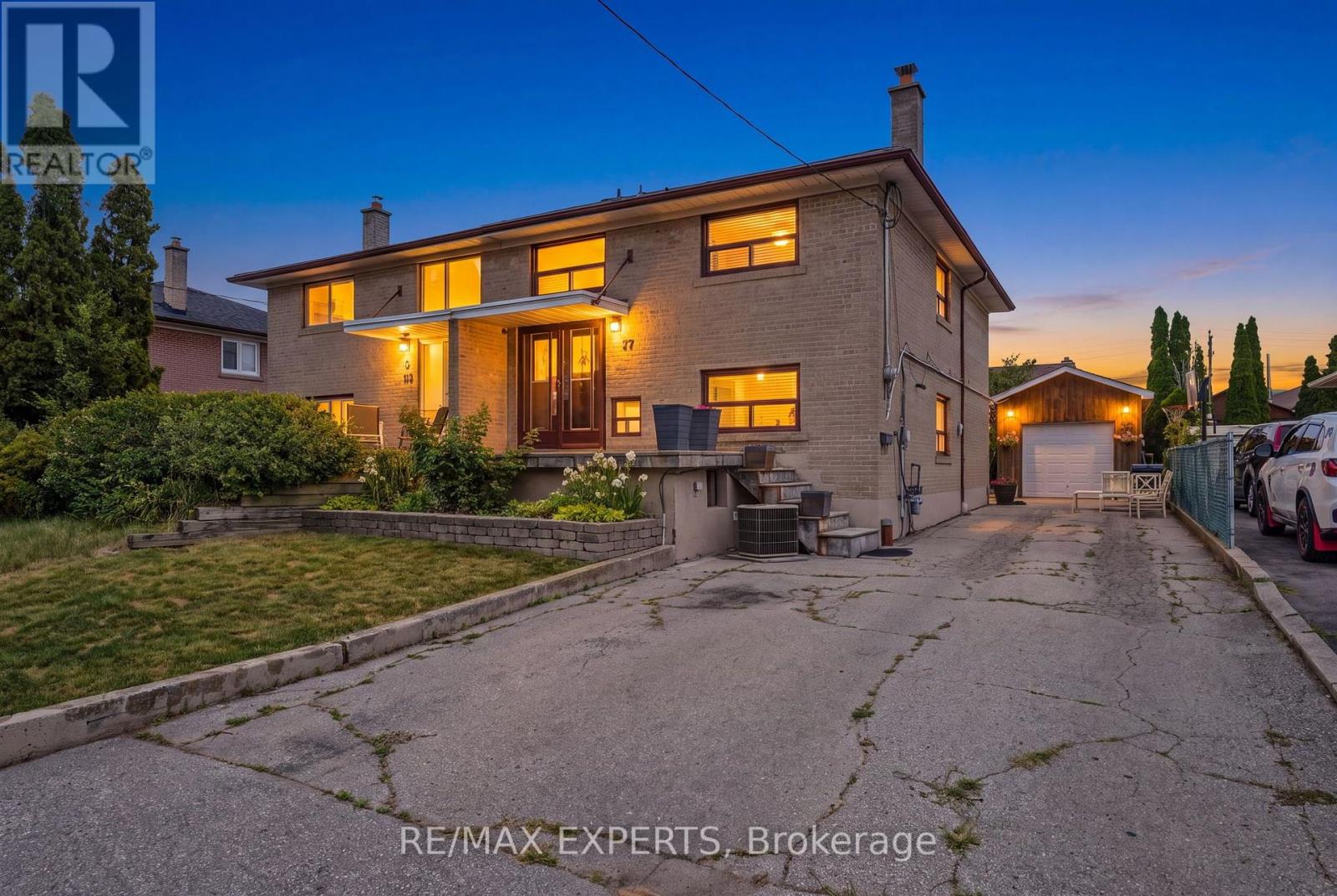 <div class="slider-price">$879,900</div><p>37 Saint Lucie Drive, Toronto, Ontario</p>