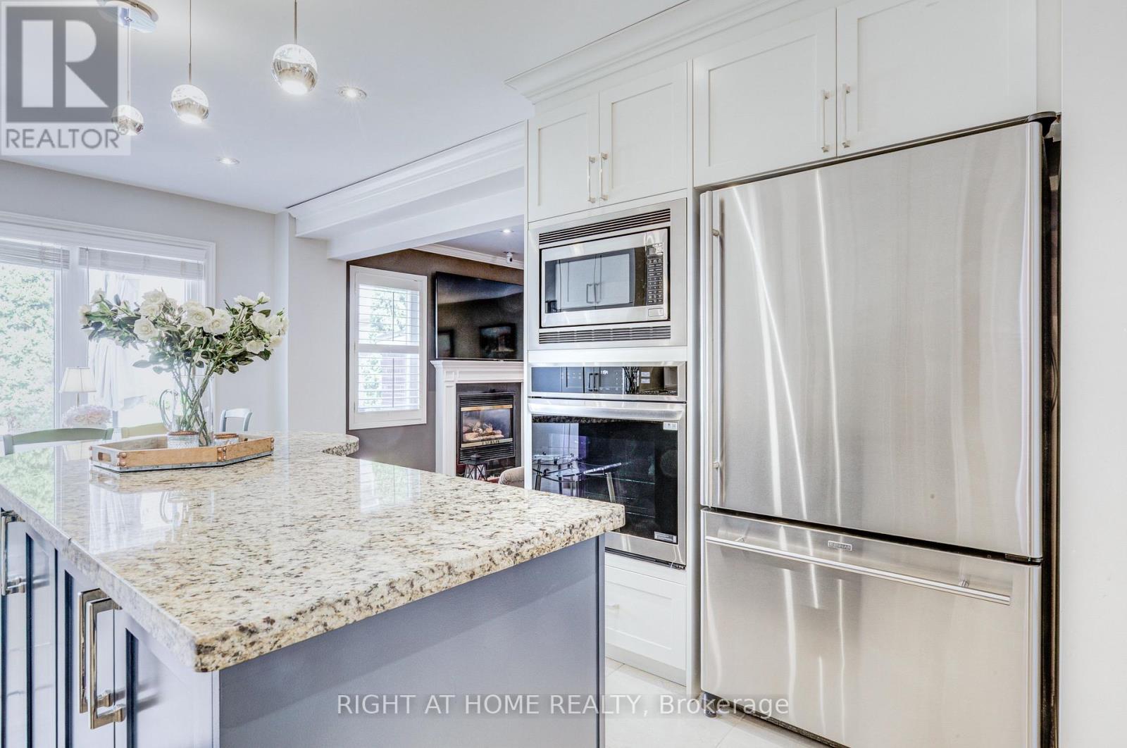 241 Lexington Road, Oakville, Ontario  L6H 6L5 - Photo 6 - W13696182