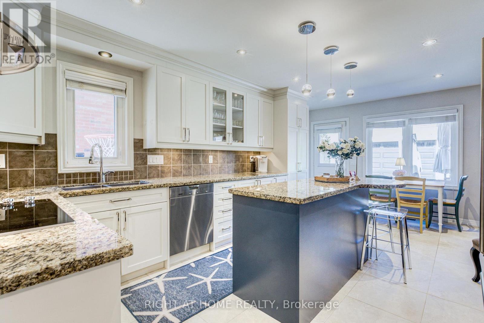 241 Lexington Road, Oakville, Ontario  L6H 6L5 - Photo 7 - W13696182