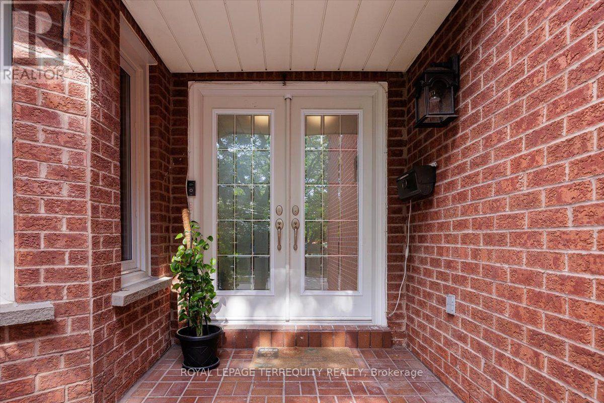 1207 Dogwood Crescent, Oakville, Ontario  L6J 7J2 - Photo 4 - W13696222