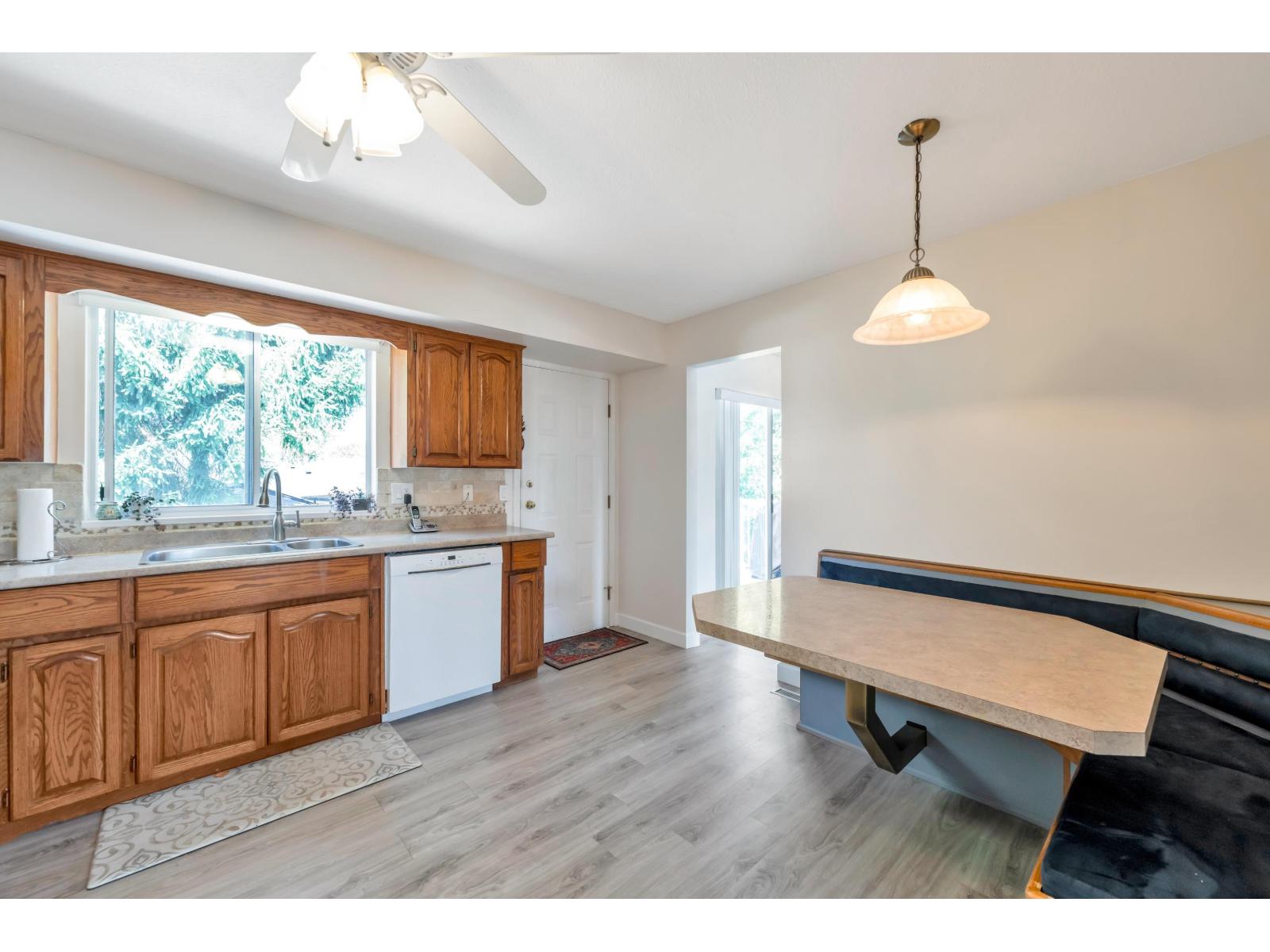 9275 155 Street, Surrey, British Columbia  V3R 9B3 - Photo 8 - R3157096