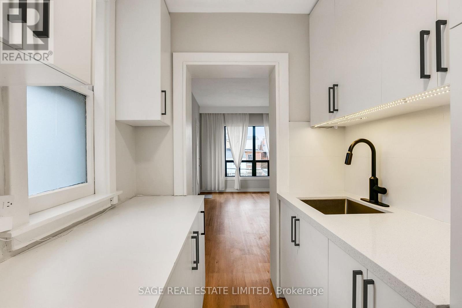 Upper - 633 St Clair Avenue W, Toronto, Ontario  M6C 1A7 - Photo 10 - C13696428