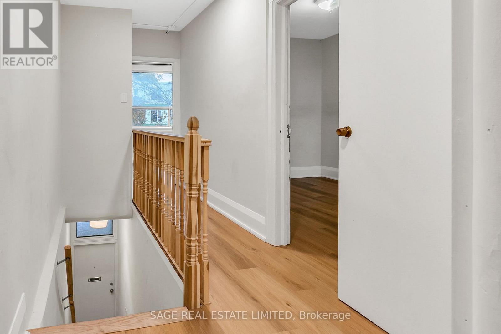 Upper - 633 St Clair Avenue W, Toronto, Ontario  M6C 1A7 - Photo 2 - C13696428