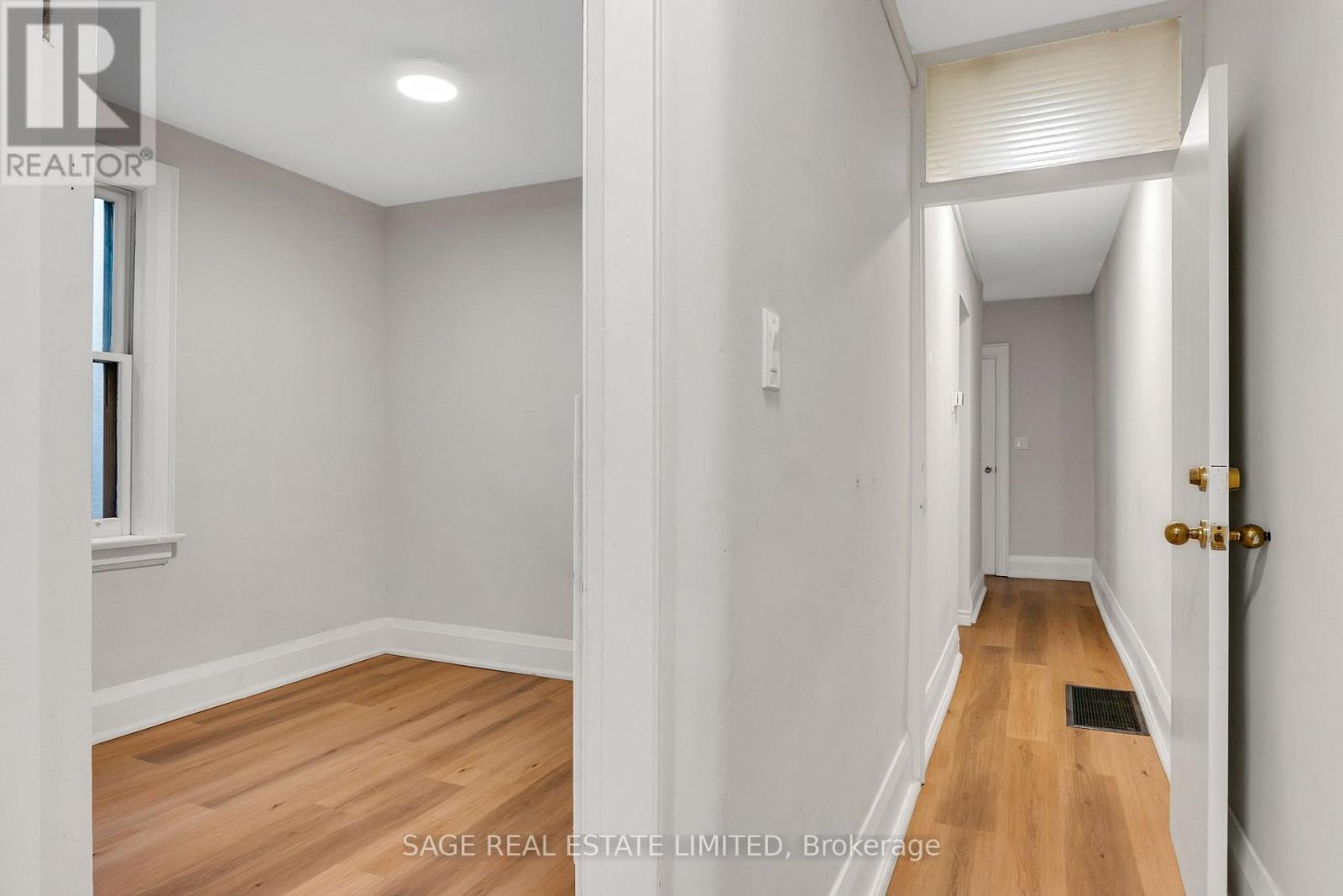 Upper - 633 St Clair Avenue W, Toronto, Ontario  M6C 1A7 - Photo 3 - C13696428