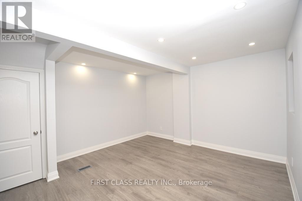 Back - 319 Senlac Road, Toronto, Ontario  M2R 1R2 - Photo 4 - C13696440