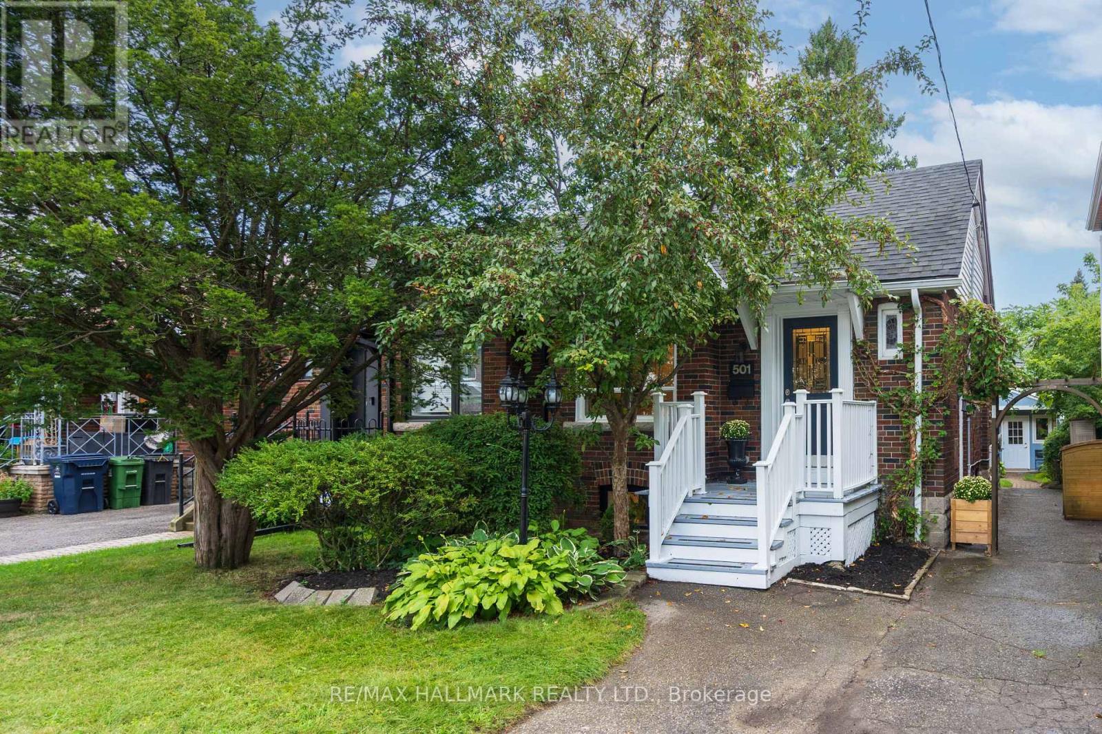 <div class="slider-price">$799,000</div><p>501 Sammon Avenue, Toronto, Ontario</p>